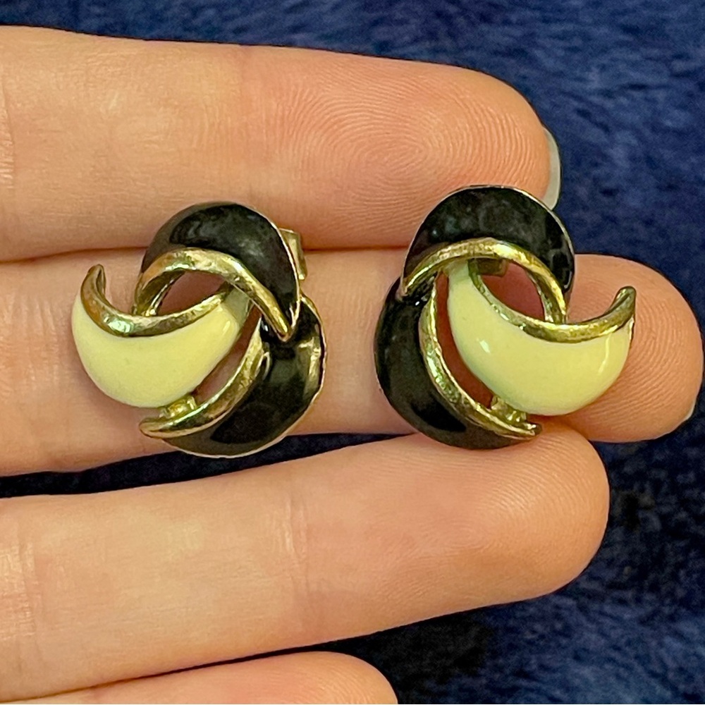 Black and cream vintage 80s enamel and gold tone knot stud earrings